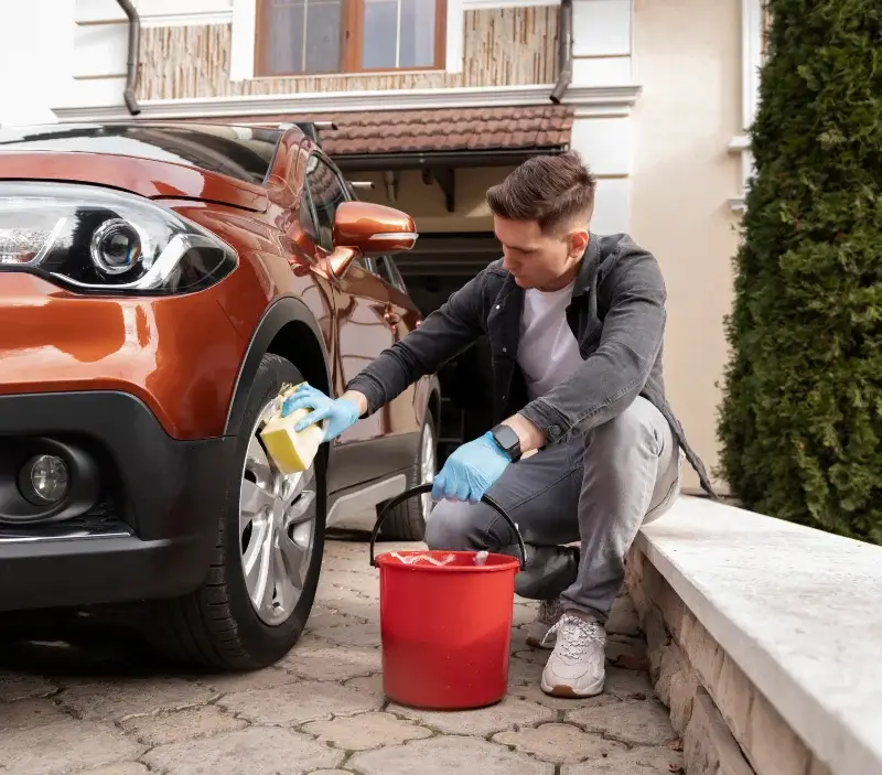 Lavage auto à domicile Thiron-Gardais : professionnel intervenant sur un véhicule